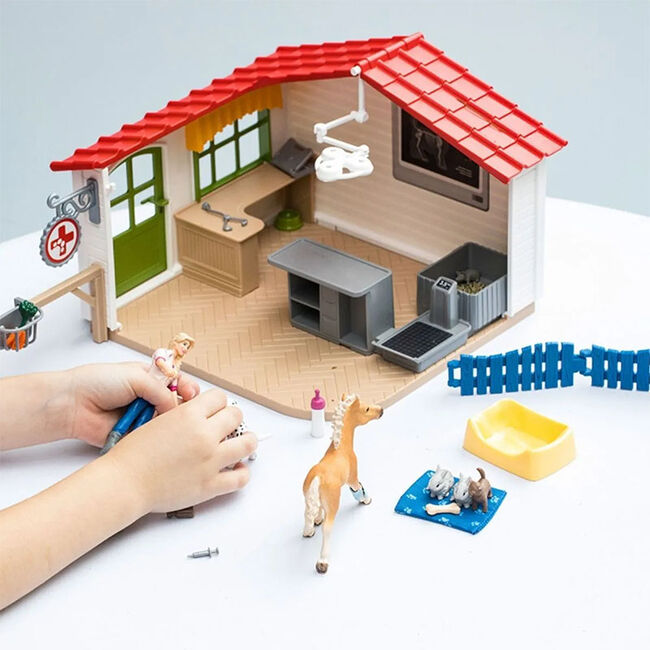 Schleich Veterinarian Practice with Pets image number null